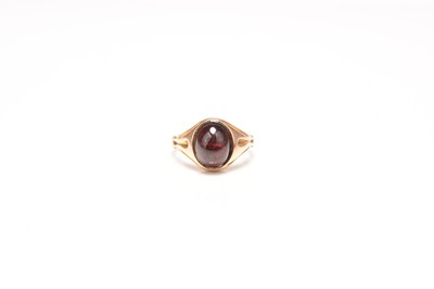 Lot 166 - A cabochon garnet ring