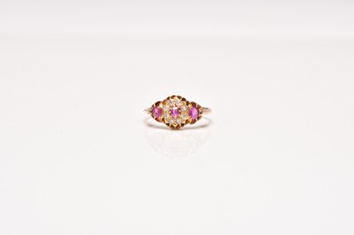 Lot 219 - An early 20th century ruby and diamond cluster ring