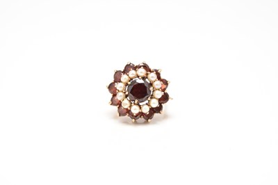 Lot 270 - A garnet and cultured pearl cluster ring