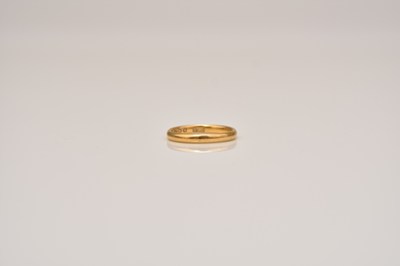 Lot 186 - A 22ct gold wedding band