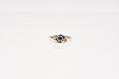 Lot 298 - A graduated sapphire and diamond ring