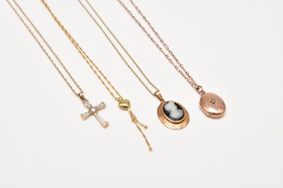 Lot 115 - A collection of chains and pendants
