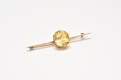 Lot 265 - A single stone yellow sapphire bar brooch