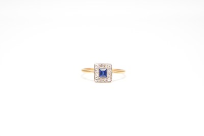 Lot 129 - An early 20th century sapphire and diamond cluster ring