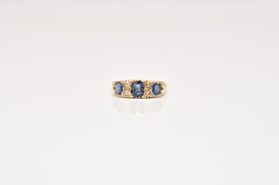 Lot 266 - An Edwardian 18ct gold seven stone sapphire and diamond ring