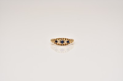 Lot 114 - An early 20th century five stone graduated sapphire and diamond ring