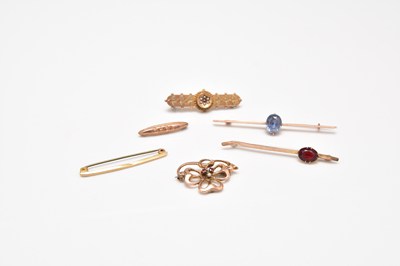 Lot 261 - A collection of brooches