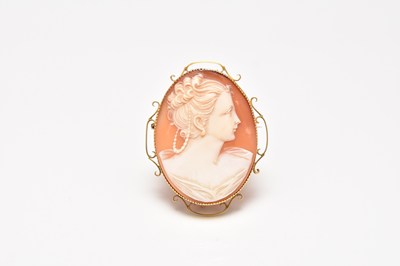 Lot 247 - A yellow metal mounted shell cameo brooch