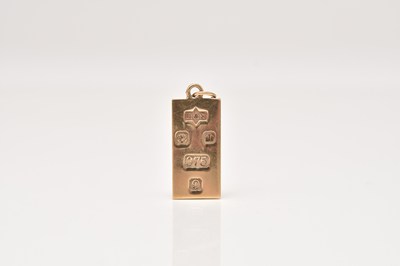 Lot 227 - A 9ct gold ingot pendant