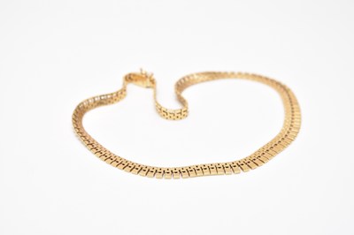 Lot 121 - An 18ct gold stylised fringe necklace