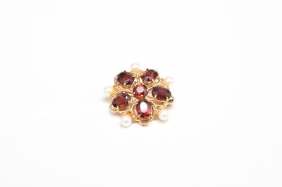 Lot 149 - A 9ct gold garnet and pearl cluster brooch
