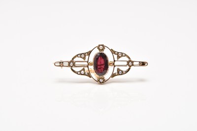Lot 181 - An early 20th century garnet and pearl brooch