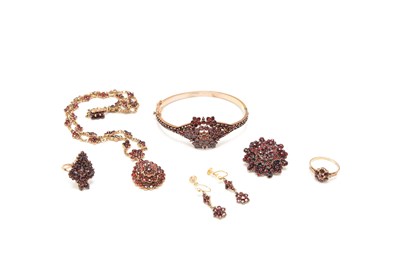 Lot 246 - A collection of garnet jewellery