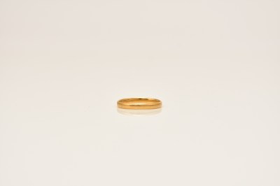 Lot 198 - A 22ct gold plain wedding band