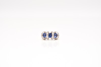 Lot 269 - A sapphire and diamond ring