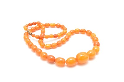 Lot 285 - A graduated amber bead necklace