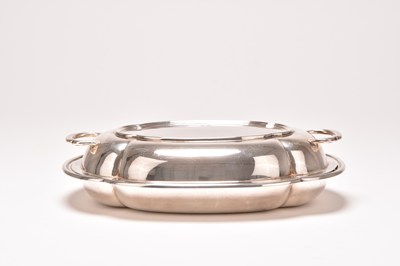 Lot 63 - A silver entrée dish and cover