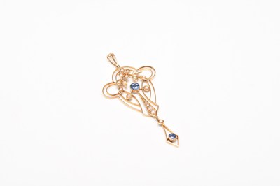 Lot 151 - An Edwardian sapphire and seed pearl pendant